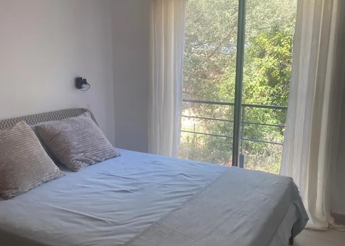 Vakantiehuis Maison Rez-de-jardin 80 M De La *